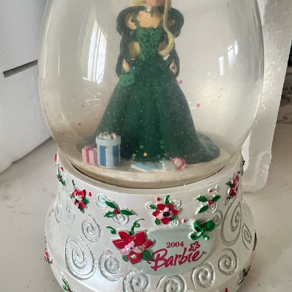 Happy holidays barbie 2004 musical water globe , vintage barbie - Picture 8 of 13